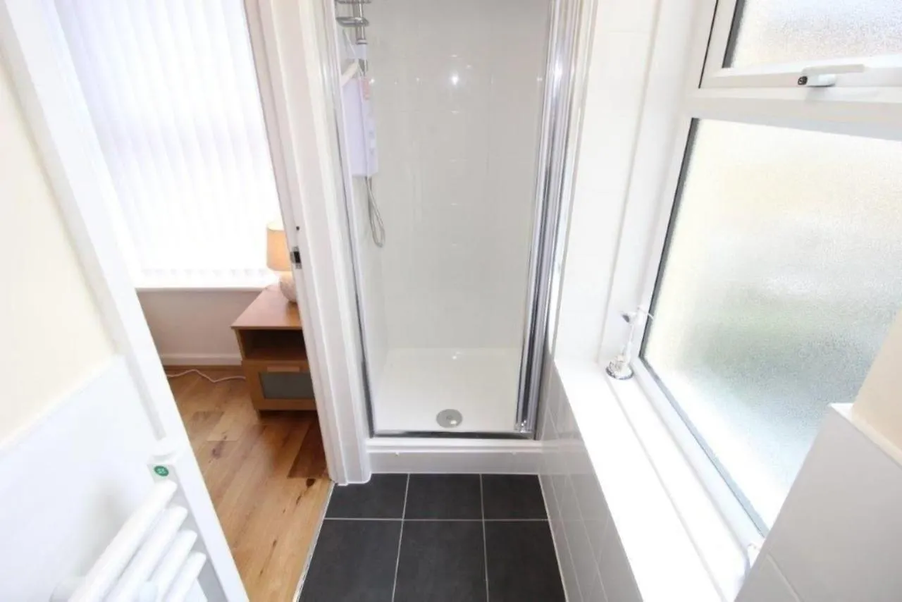 2-Bed Coastal Apartment - Sleeps 4 & Views Bournemouth