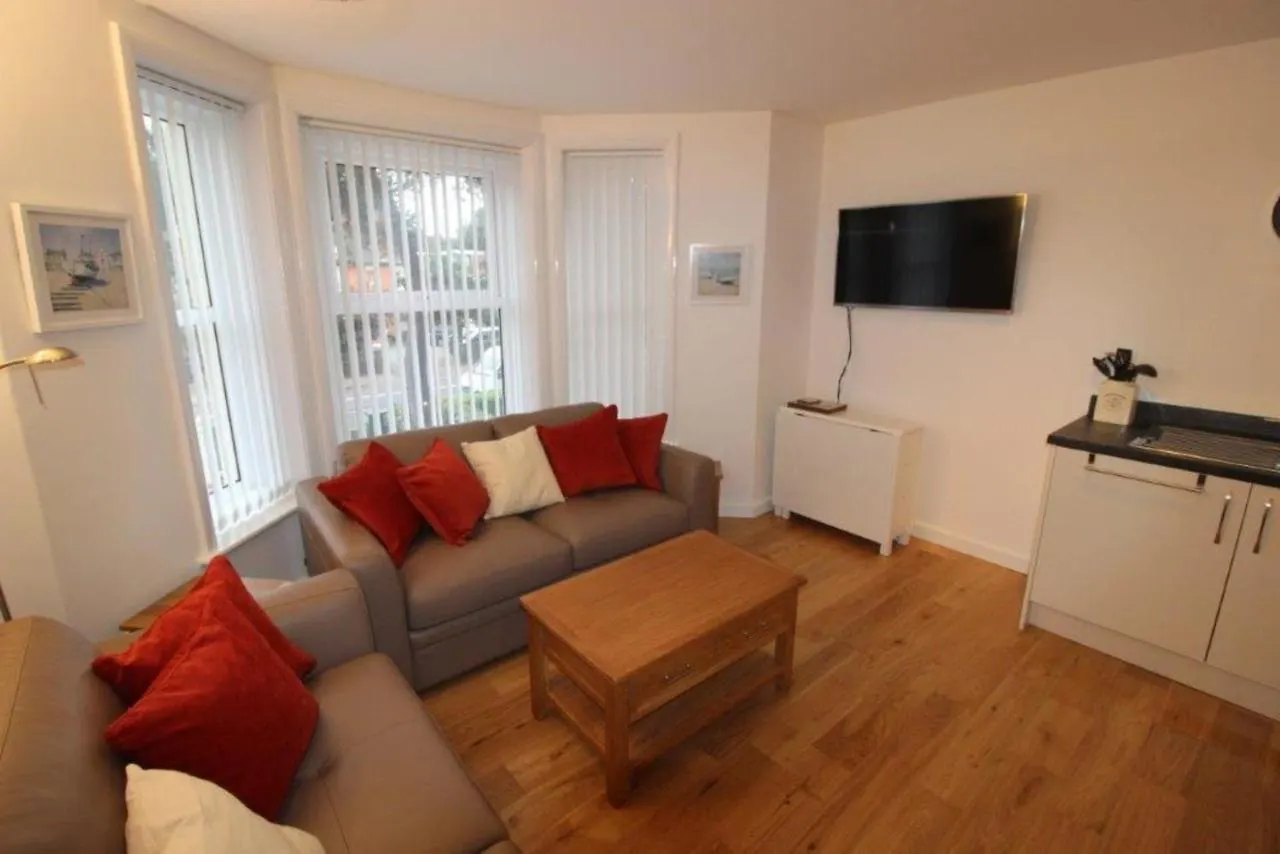 2-Bed Coastal Apartment - Sleeps 4 & Views Bournemouth
