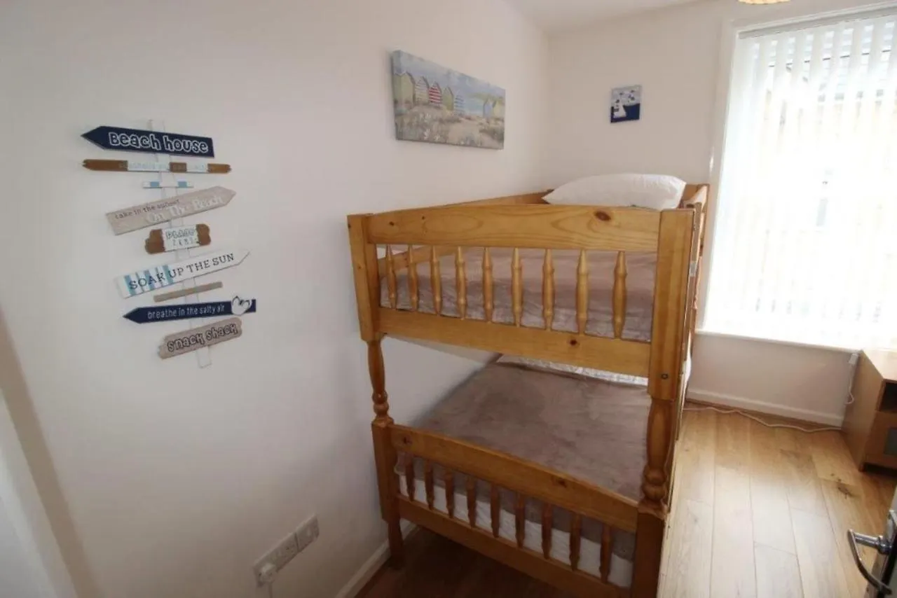 2-Bed Coastal Apartment - Sleeps 4 & Views Bournemouth