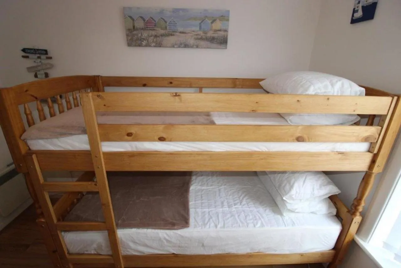 2-Bed Coastal Apartment - Sleeps 4 & Views Bournemouth