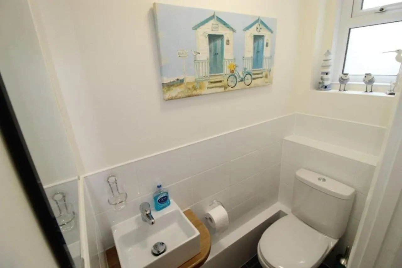 2-Bed Coastal Apartment - Sleeps 4 & Views Bournemouth United Kingdom