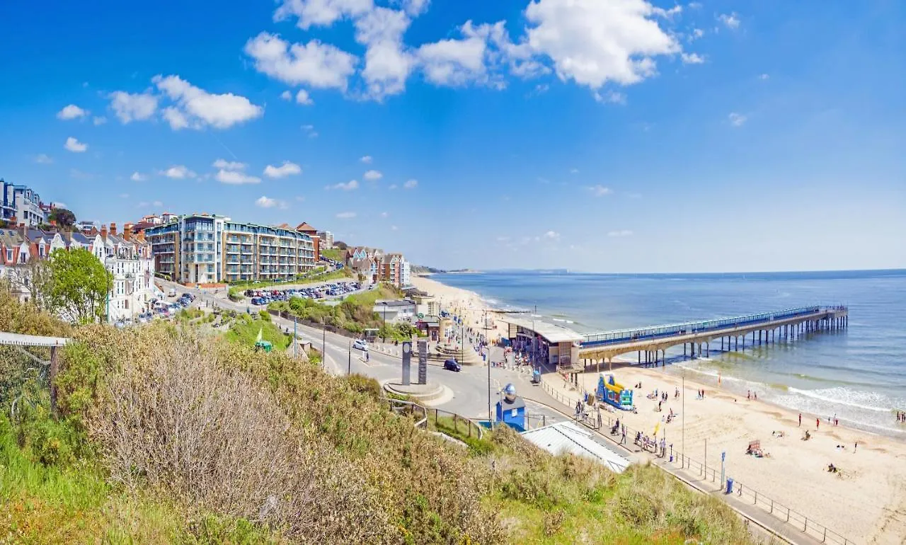 2-Bed Coastal Apartment - Sleeps 4 & Views Bournemouth