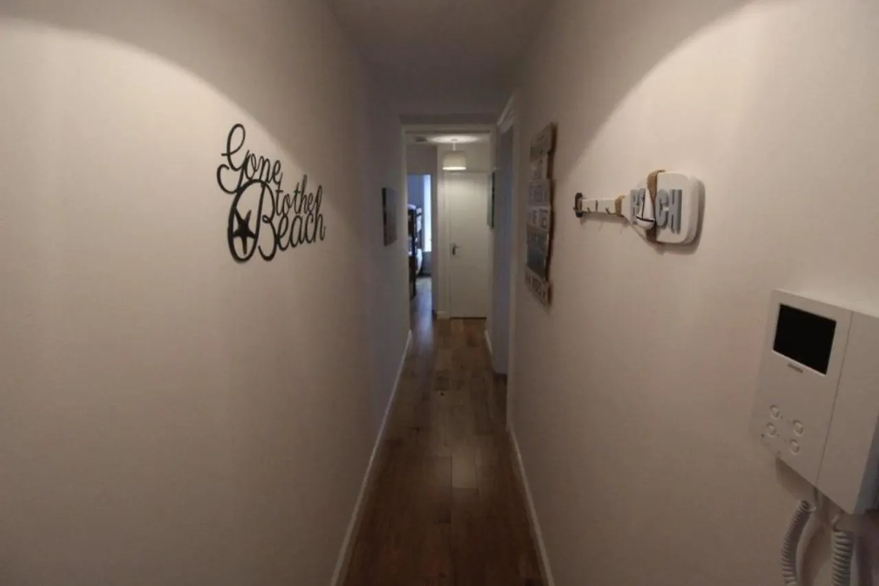 2-Bed Coastal Apartment - Sleeps 4 & Views ボーンマス